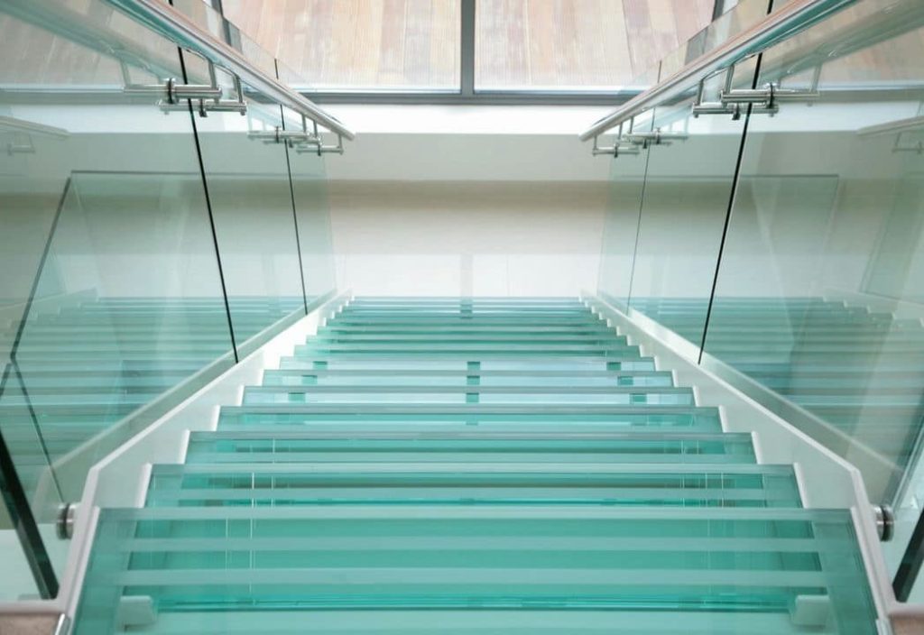 Jak wygląda montaż szklanych schodów?